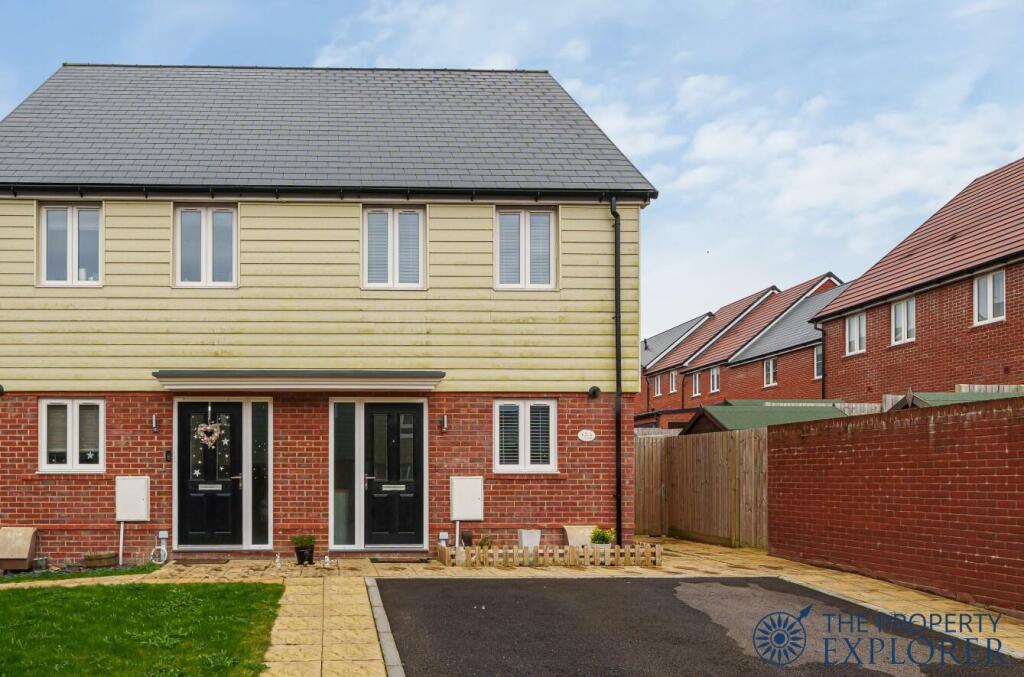 2 bedroom semi-detached house for sale in Coltsfoot Way, Longacre, RG23