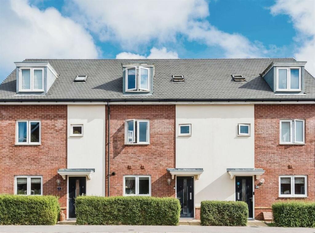 3 bedroom town house for sale in The Coach Road, Beggarwood, RG23