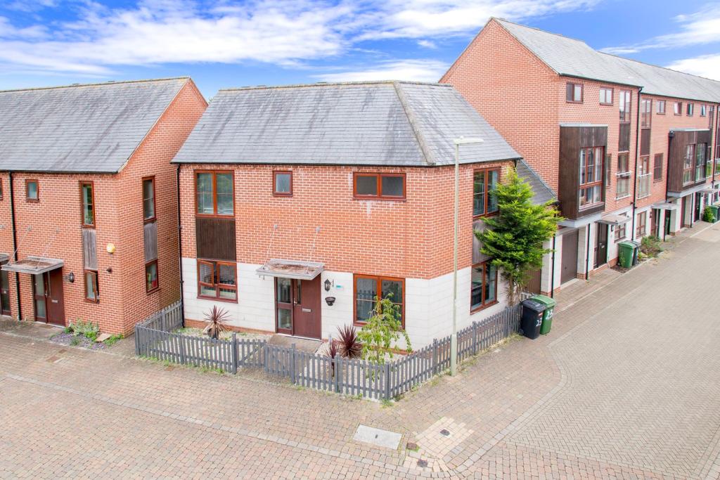 2 bedroom detached house for sale in Watertower Way, Rooksdown