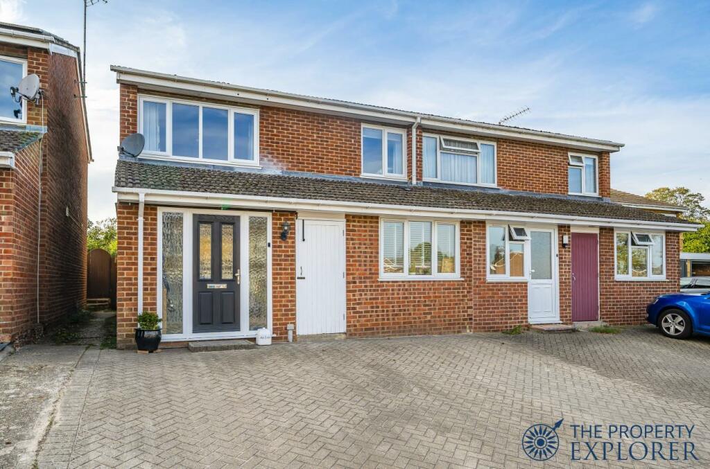 4 bedroom semidetached house for sale in Derwent Road, Kempshott, RG22
