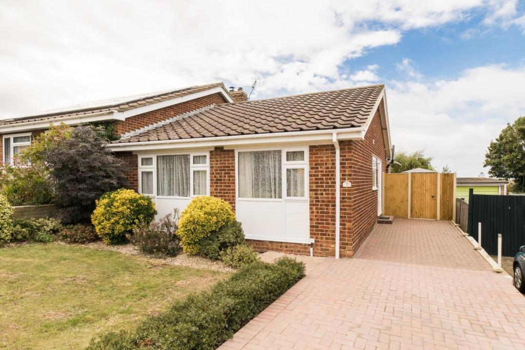 2 bedroom bungalow for sale in Shearwater Avenue, Whitstable, CT5