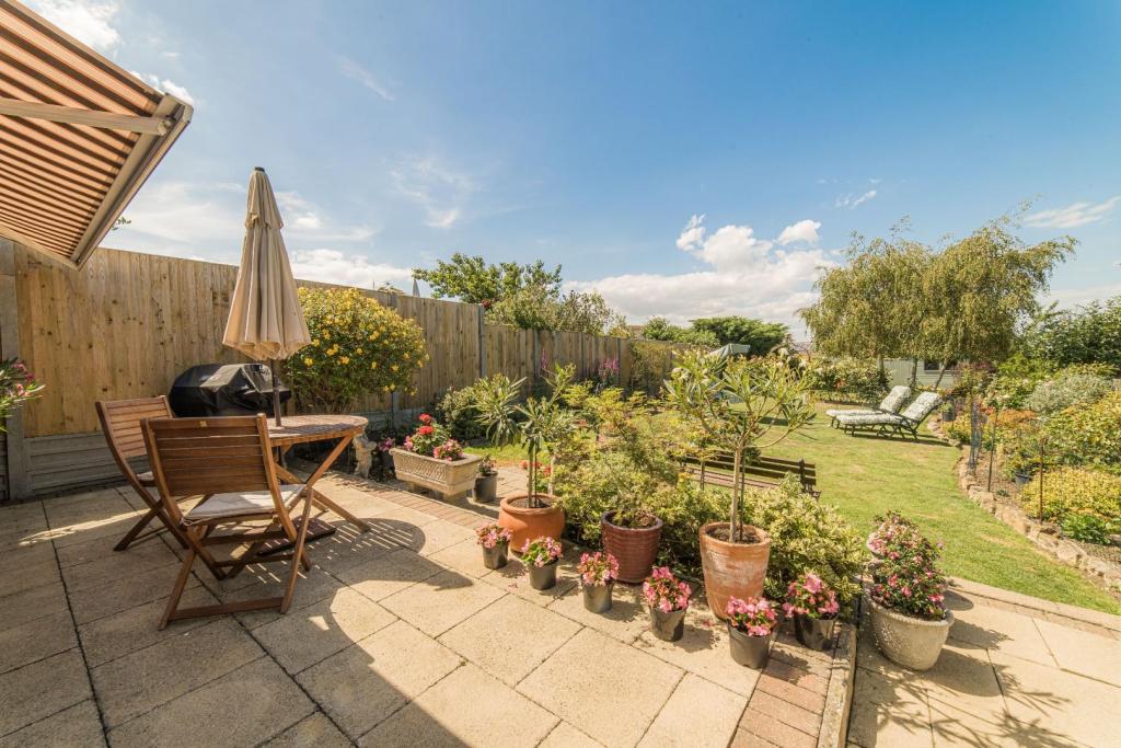 2 bedroom bungalow for sale in Shearwater Avenue, Whitstable, CT5