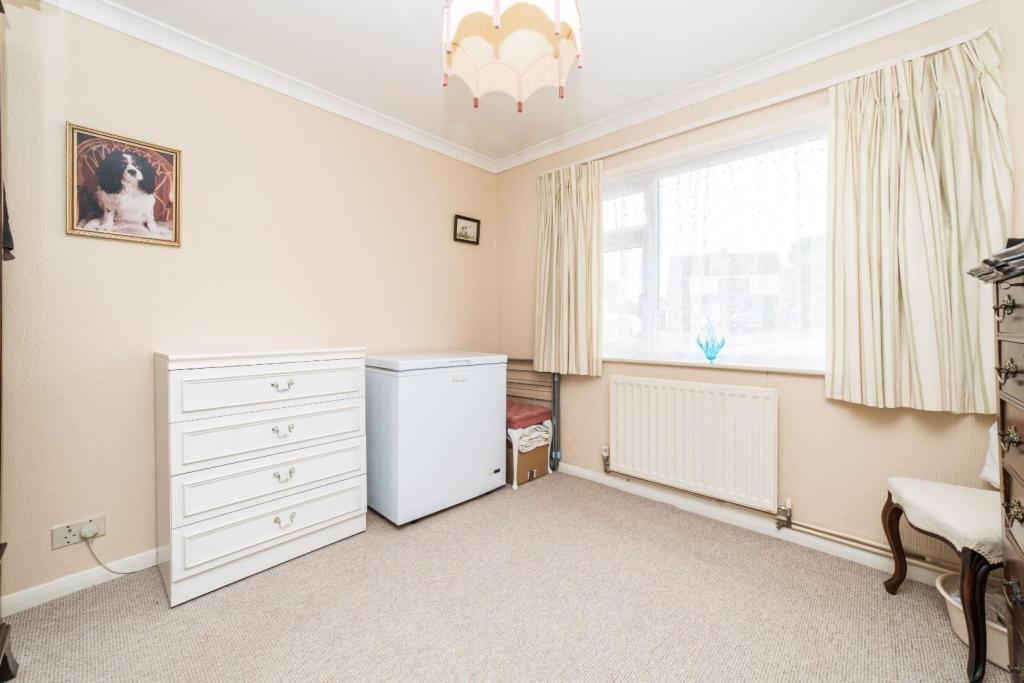 2 bedroom bungalow for sale in Shearwater Avenue, Whitstable, CT5