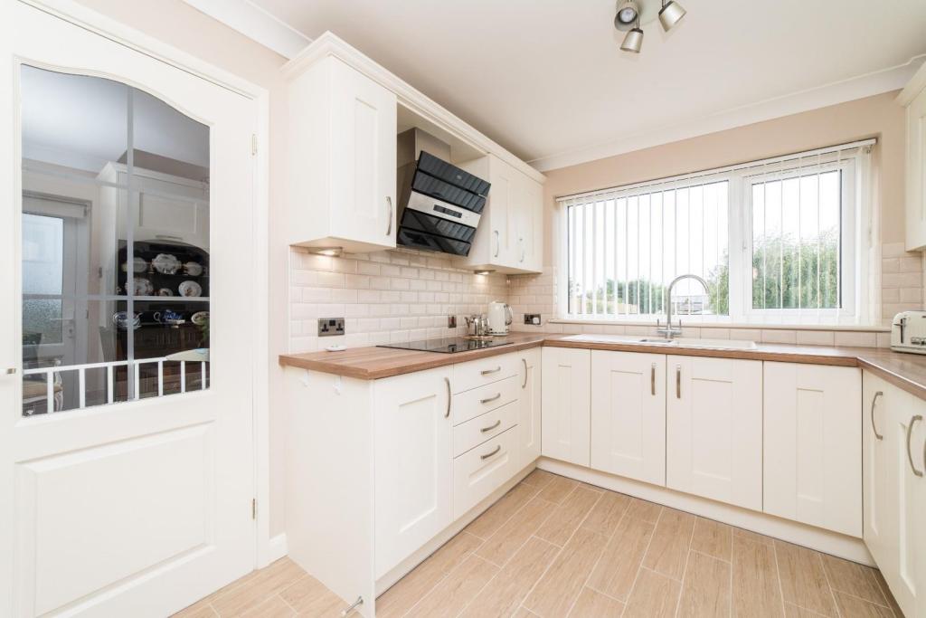 2 bedroom bungalow for sale in Shearwater Avenue, Whitstable, CT5