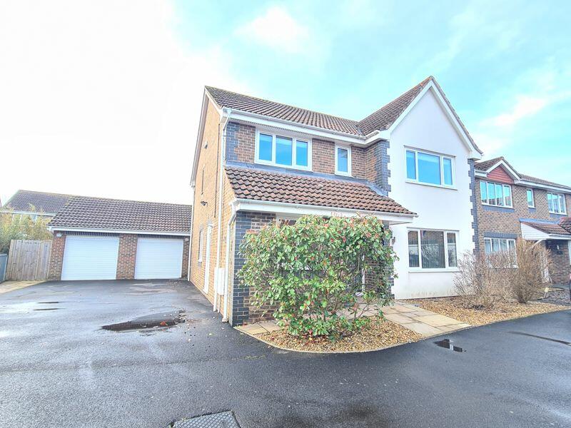 4 bedroom detached house for sale in Saunders Close, LeeOnTheSolent