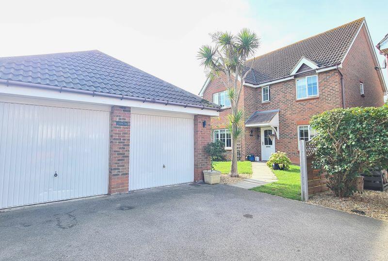 4 bedroom detached house for sale in Grayson Close, LeeOnTheSolent, PO13