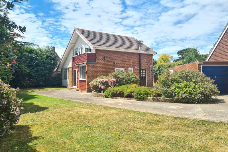 4 bedroom detached house for sale in Eastcliff Close, LeeOnTheSolent