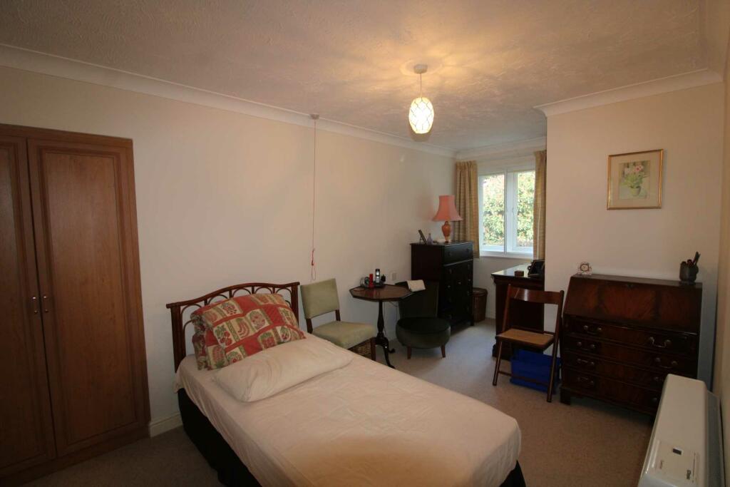 1 bedroom apartment for sale in Potters Court, Potters Bar, EN6