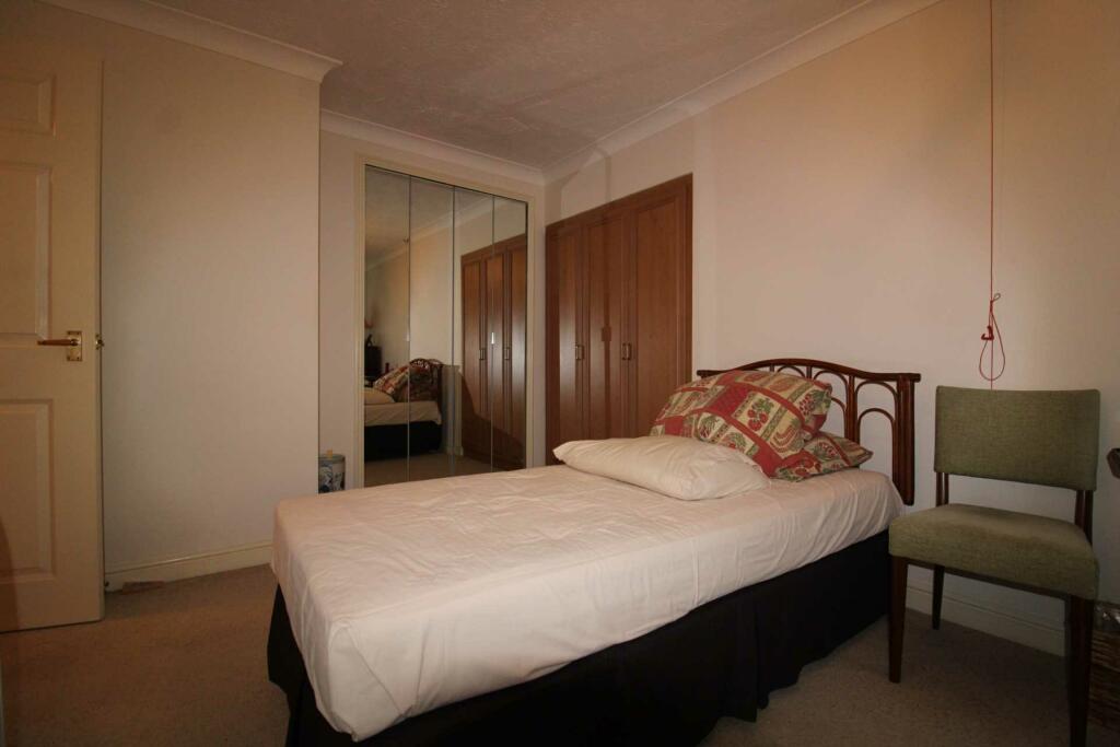 1 bedroom apartment for sale in Potters Court, Potters Bar, EN6