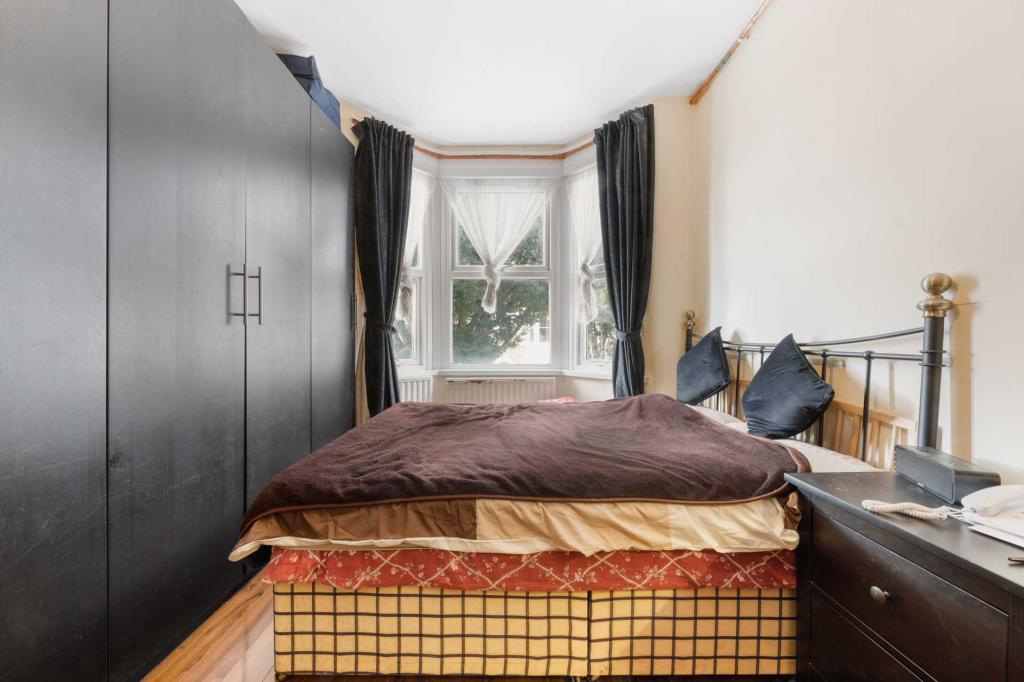 2 bedroom flat for sale in Chesterfield Road, Leyton E10