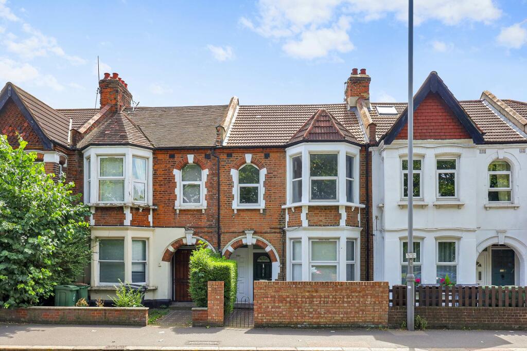 2 bedroom flat for sale in High Road, Leyton, E10