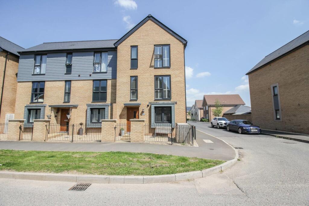 4 bedroom semidetached house for sale in Cowleaze PathAbsolutely Stunningly Presented