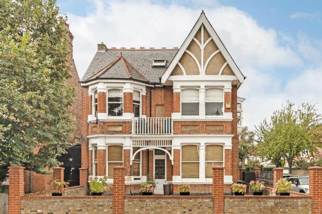 3 bedroom flat for sale in Twyford Avenue, Acton, W3