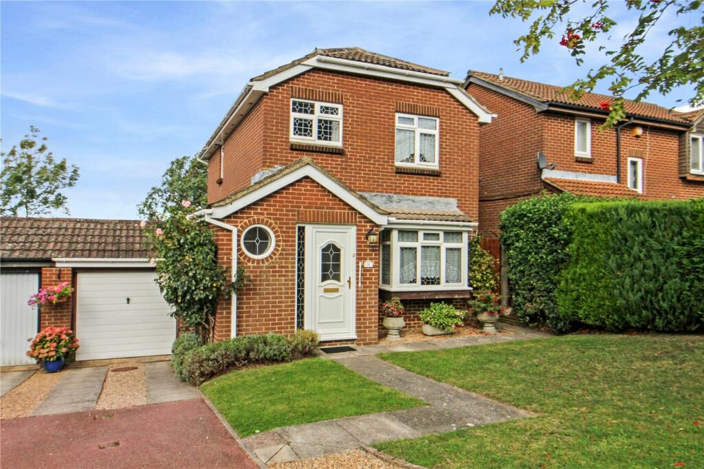 3 bedroom detached house for sale in Aldington Close, Walderslade, Kent