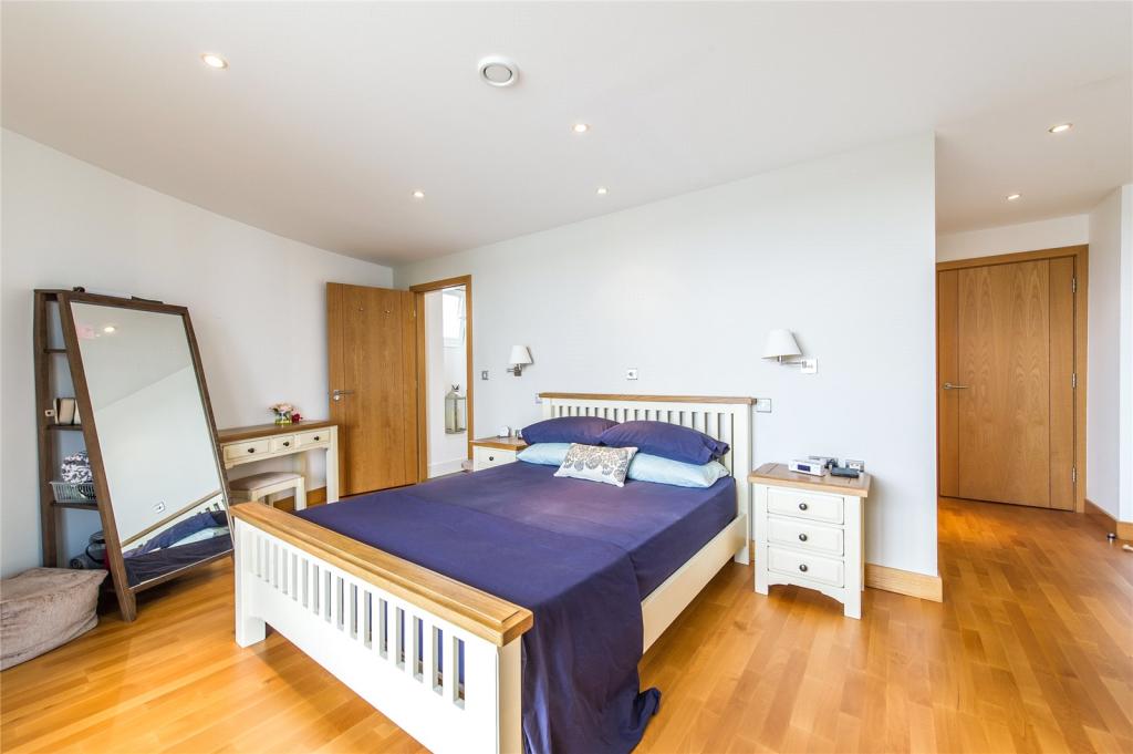 3 bedroom flat for sale in Pier Road, Gillingham, Kent, ME7
