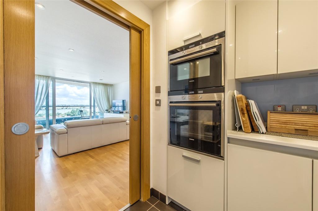 3 bedroom flat for sale in Pier Road, Gillingham, Kent, ME7