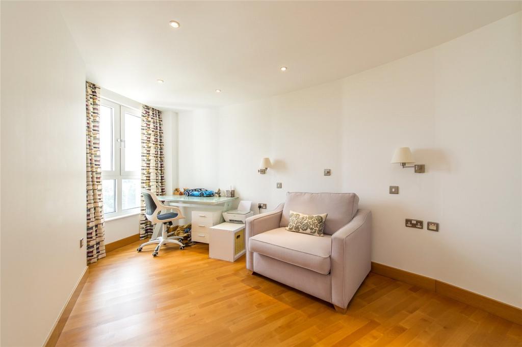 3 bedroom flat for sale in Pier Road, Gillingham, Kent, ME7