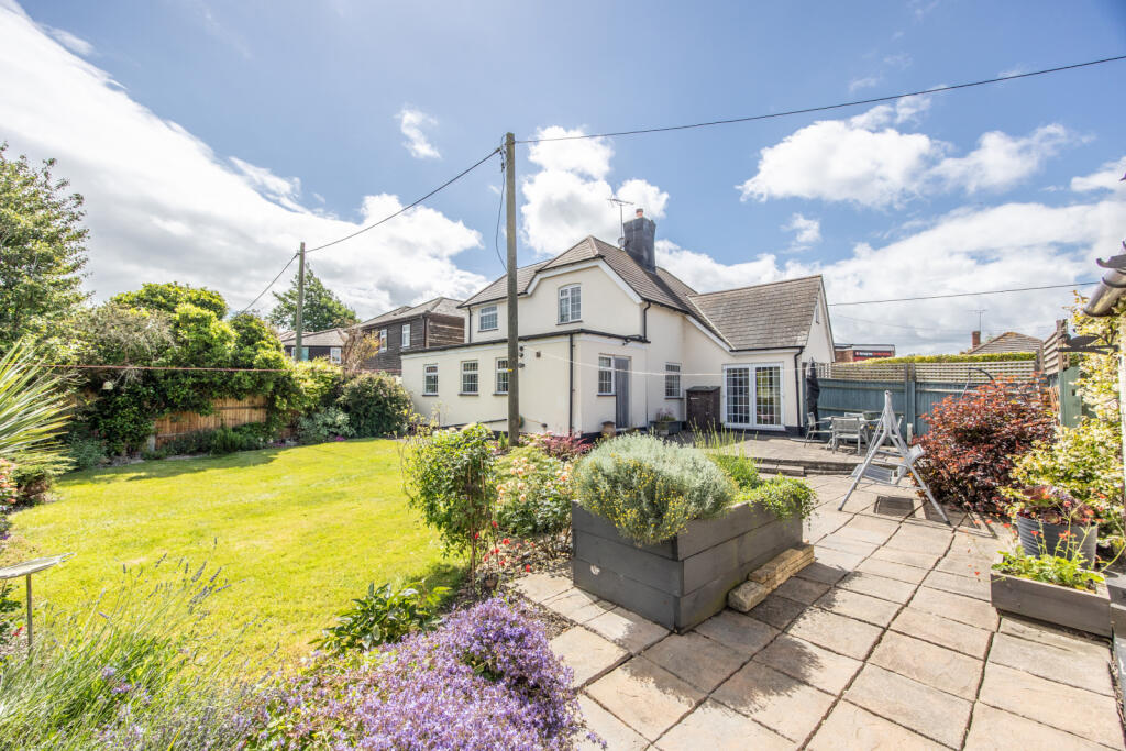 5 bedroom detached house for sale in Lower Rainham Road, Rainham