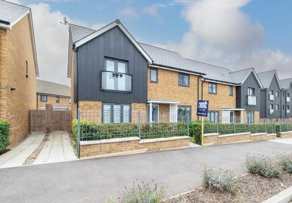 3 bedroom semidetached house for sale in Springhead Parkway