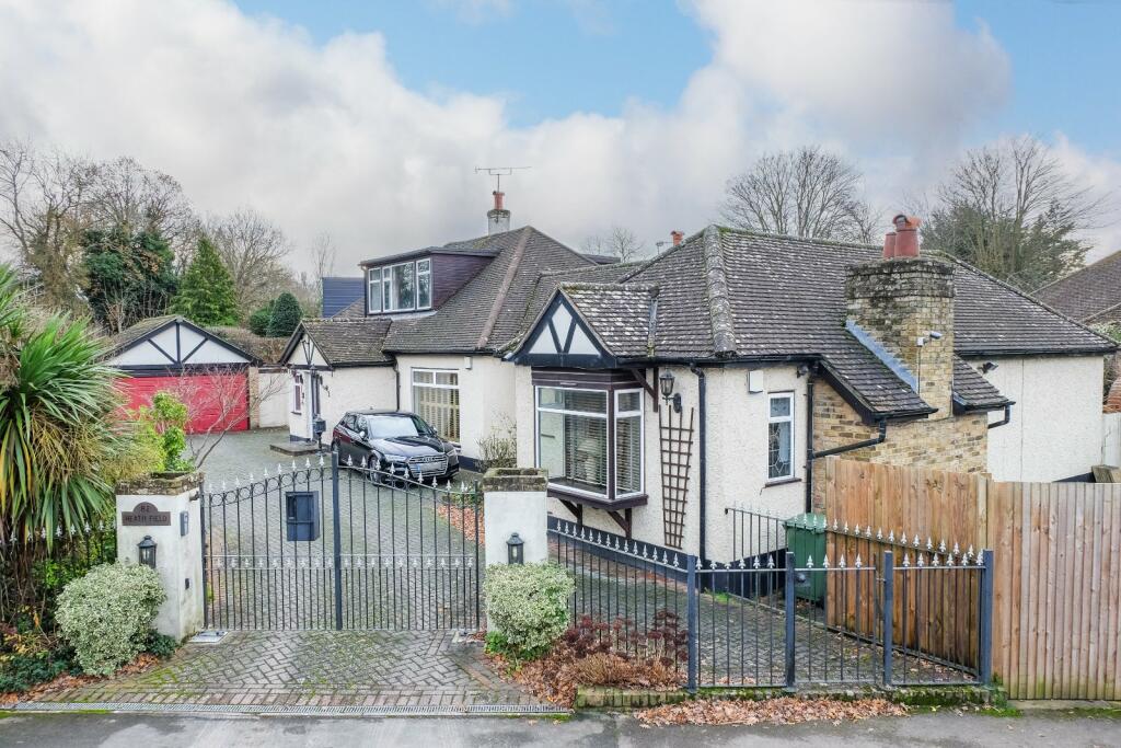 6 bedroom house for sale in Fawkham Avenue, New Barn, Kent, DA3