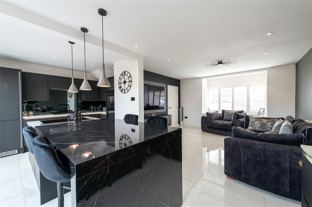 3 bedroom semidetached house for sale in Leander Drive, Gravesend, Kent, DA12