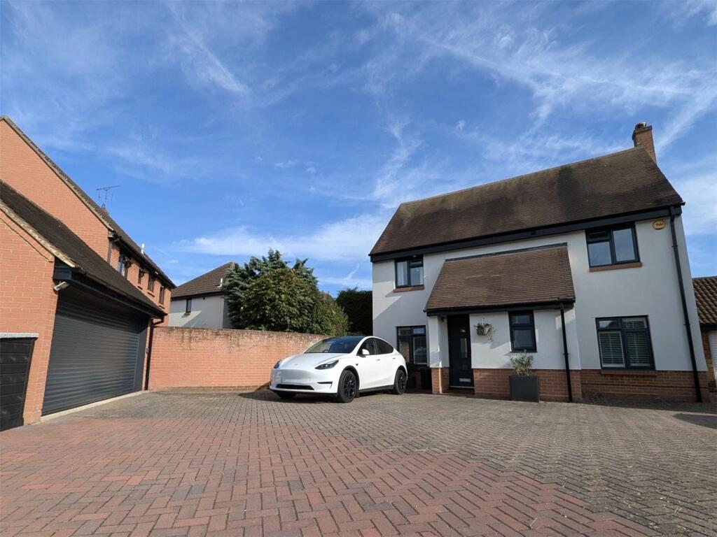 5 bedroom detached house for sale in The Badgers, Langdon Hills