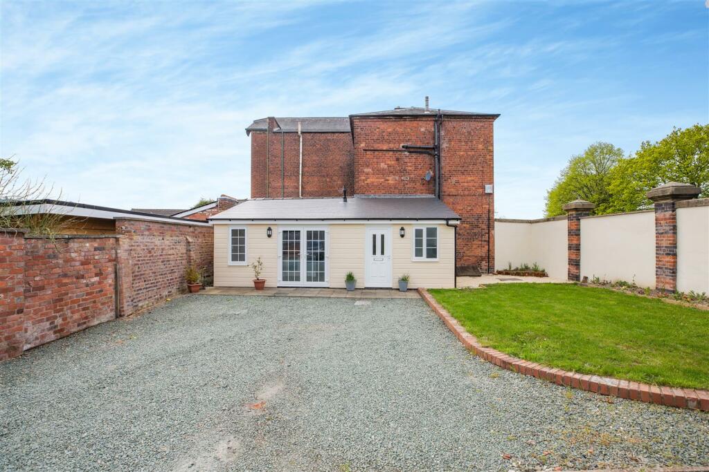 4 bedroom semidetached house for sale in Parkside, Llanidloes Road