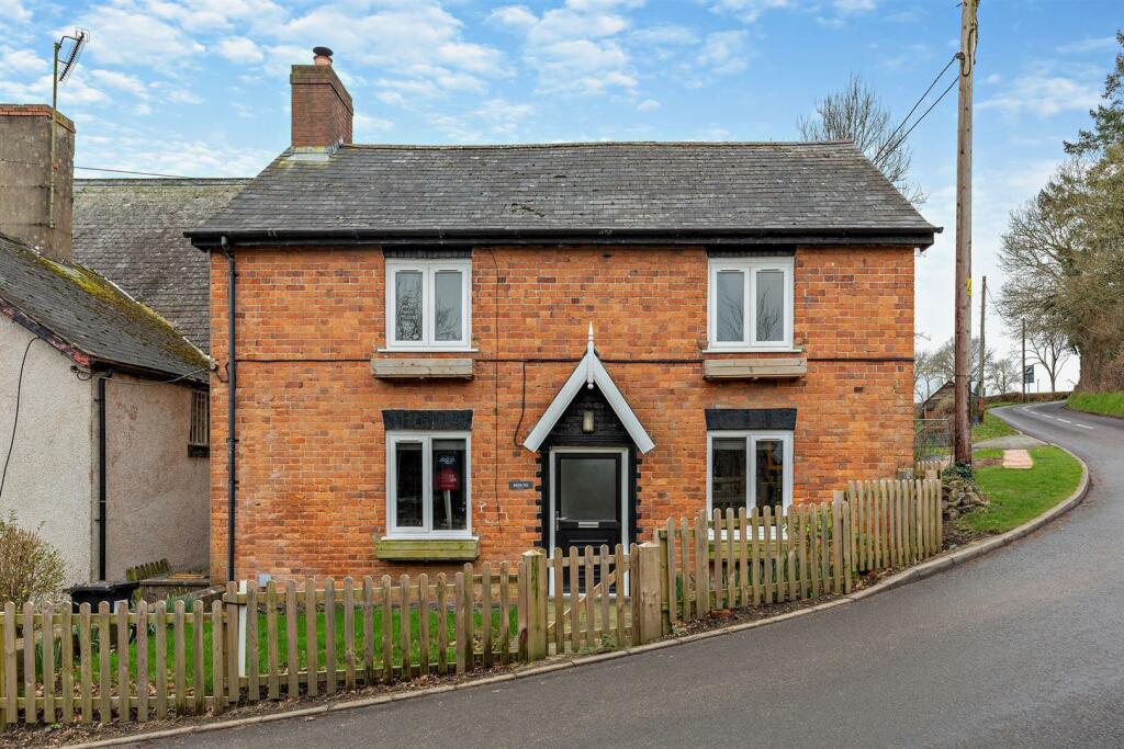 3 bedroom link detached house for sale in Brynteg, Newmills, Newtown