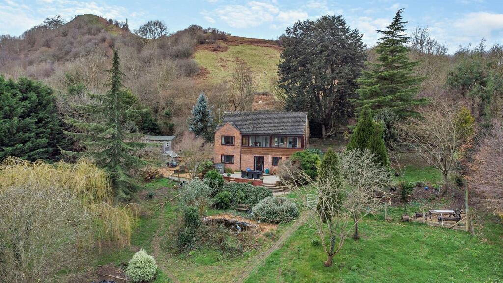 3 bedroom detached house for sale in Llanfyllin, SY22