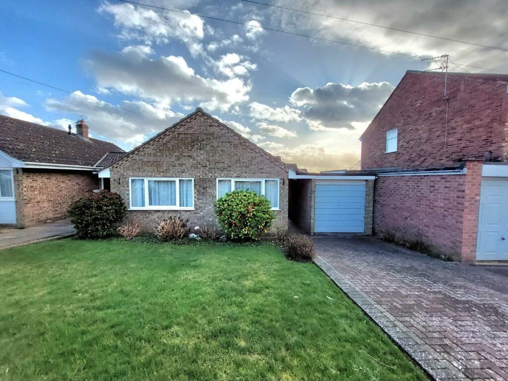 2 bedroom detached bungalow for sale in Cordon Crescent, Earls Barton