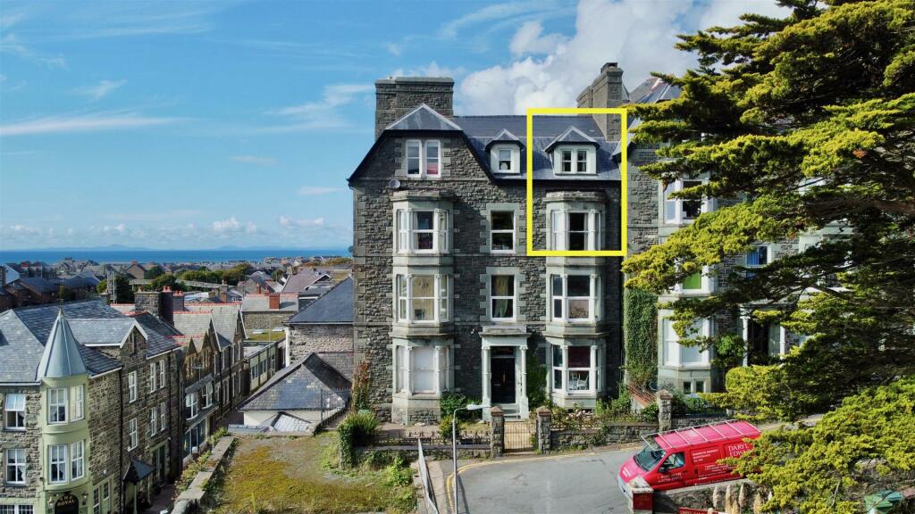 2 bedroom apartment for sale in St. Johns Hill, Barmouth, LL42