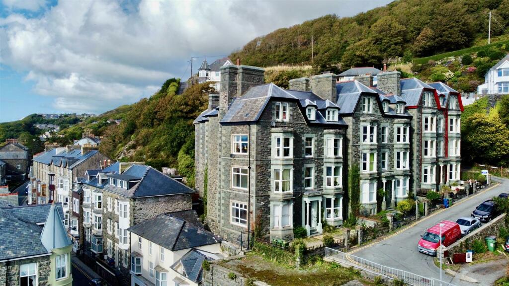 2 bedroom apartment for sale in St. Johns Hill, Barmouth, LL42