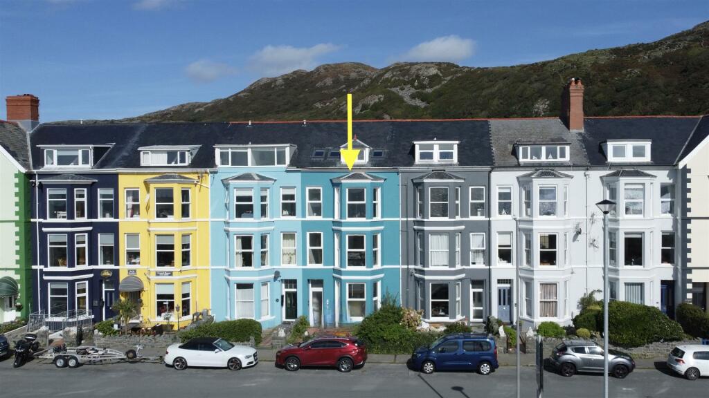 2 bedroom apartment for sale in Marine Parade, Barmouth, LL42