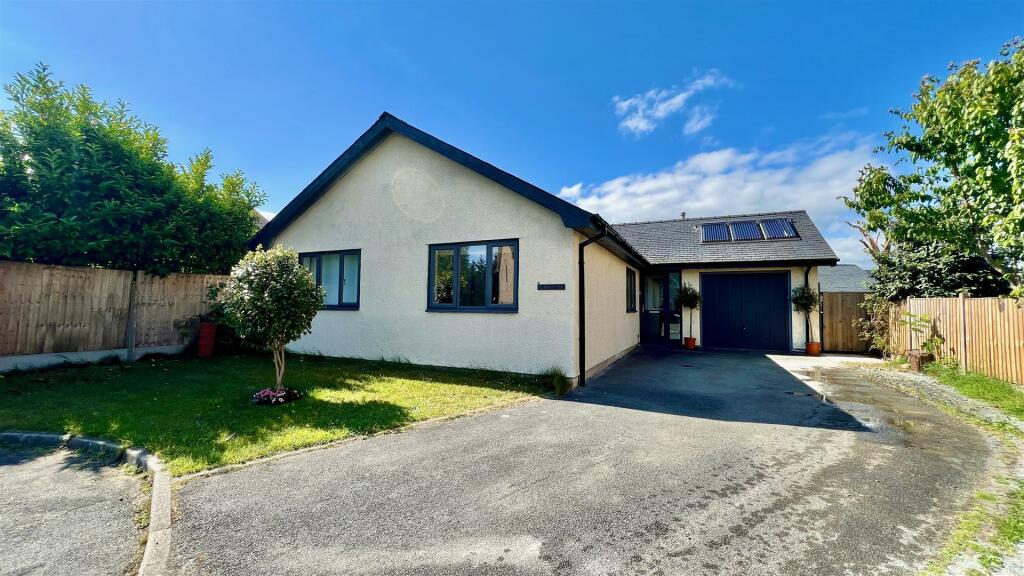 3 bedroom detached bungalow for sale in Ffordd Gwylan Bach, Harlech, LL46