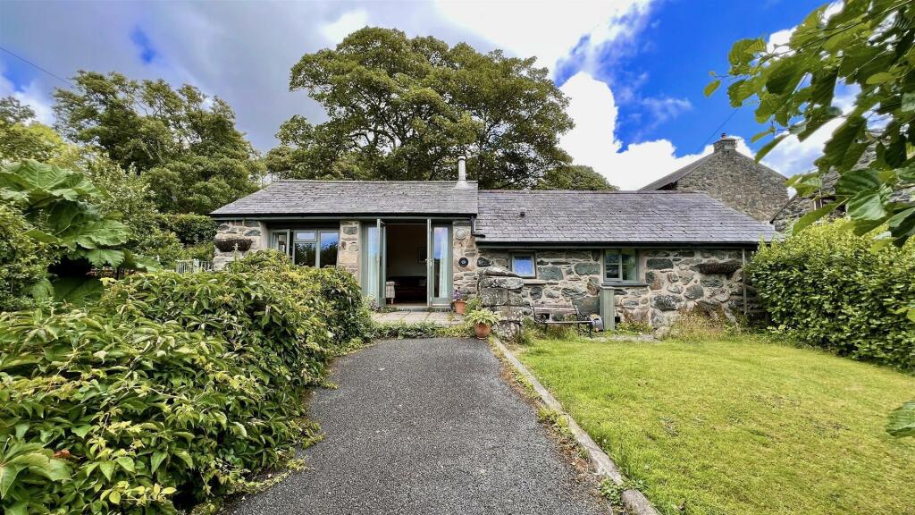 1 bedroom detached house for sale in Penrhiw, Dyffryn Ardudwy, LL44