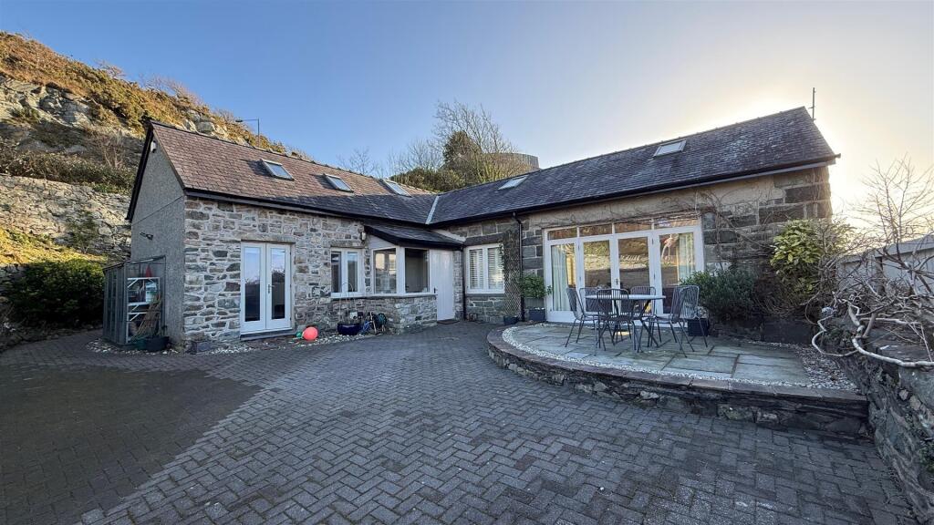 Main image of property: Harlech