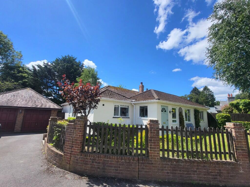 4 bedroom detached bungalow for sale in The Street, Sutton Waldon