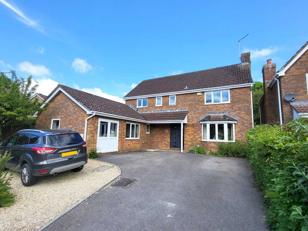 4 bedroom detached house for sale in Linden Park, Shaftesbury, Dorset, SP7