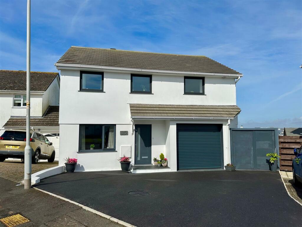 4 bedroom detached house for sale in Tapson Drive, Turnchapel, Plymouth, PL9