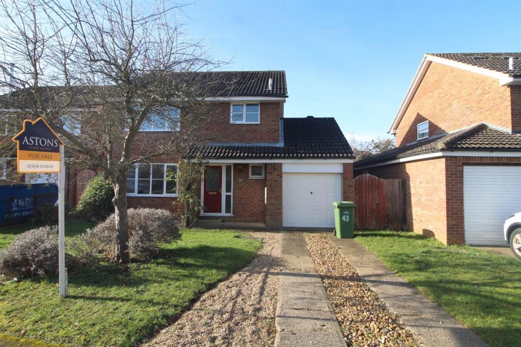 4 bedroom detached house for sale in Gladstone Close, Newport Pagnell, MK16