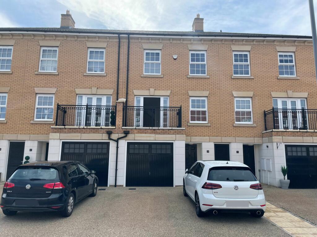 4 bedroom town house for sale in Salmons Yard, Newport Pagnell, MK16