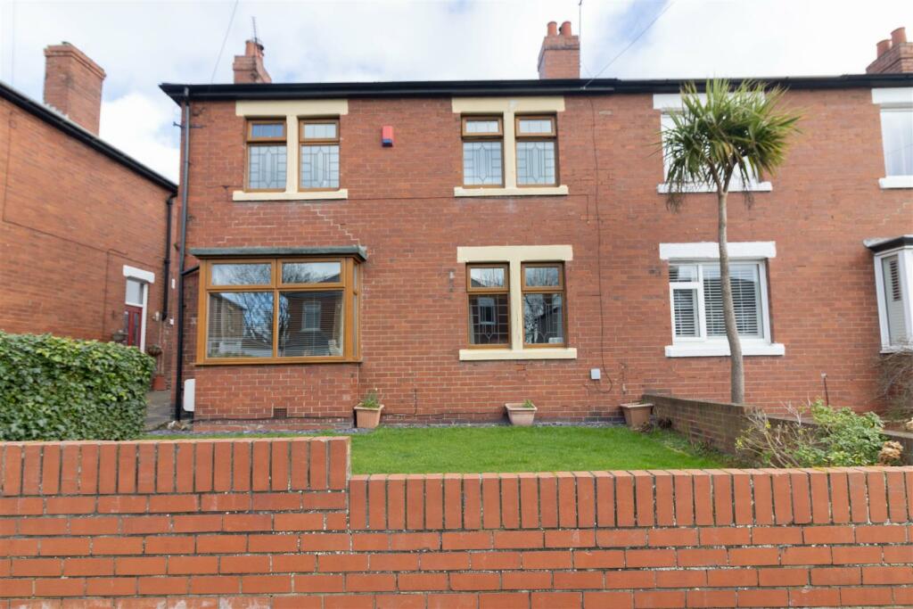 3 bedroom semidetached house for sale in High View, Wallsend, NE28