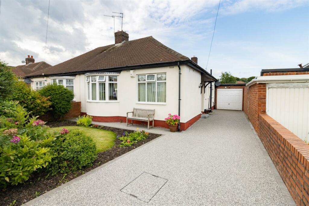 2 bedroom semidetached bungalow for sale in Craythorne Gardens, Heaton, Newcastle Upon Tyne, NE6