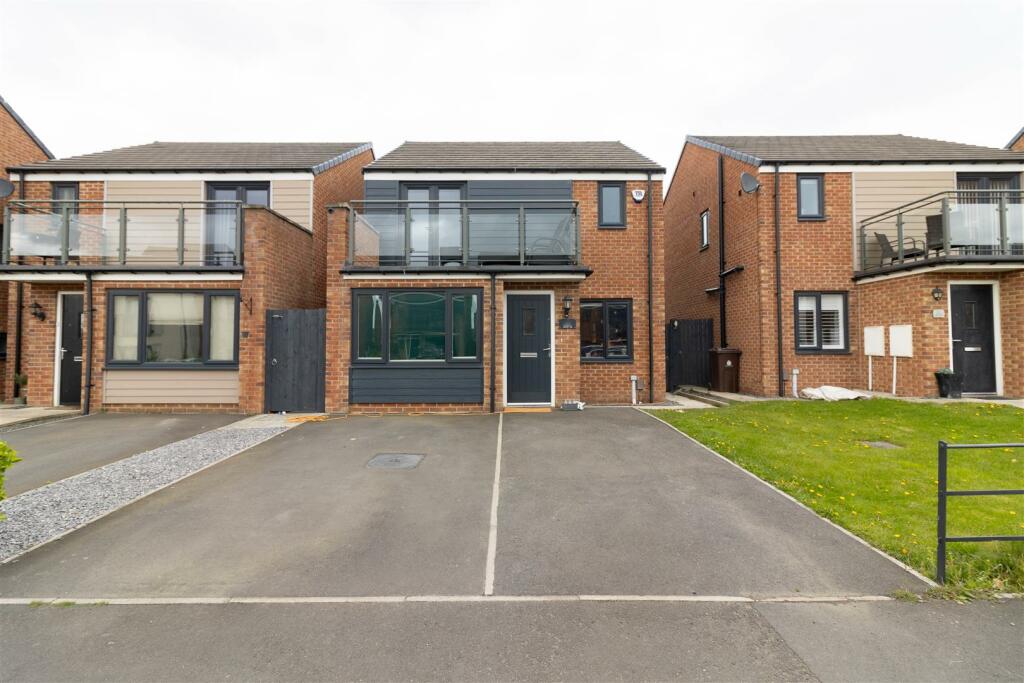 3 bedroom detached house for sale in Moor Drive, Wallsend, NE28