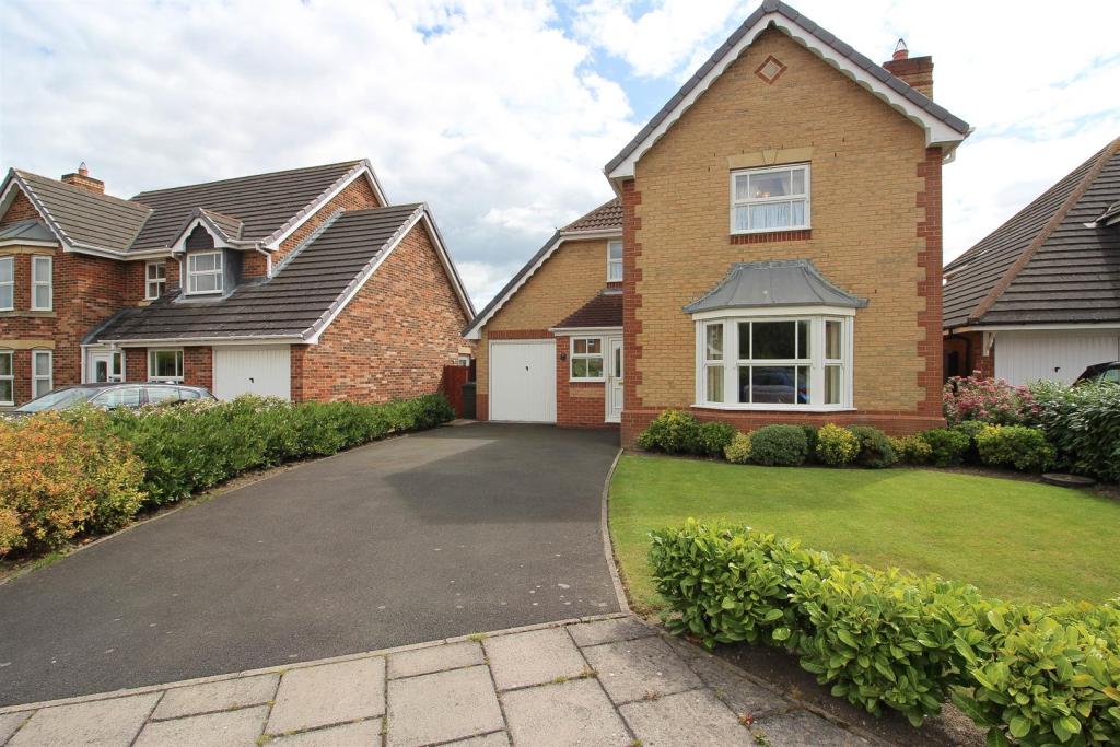 4 bedroom detached house for sale in Settlingstone Close, Newcastle