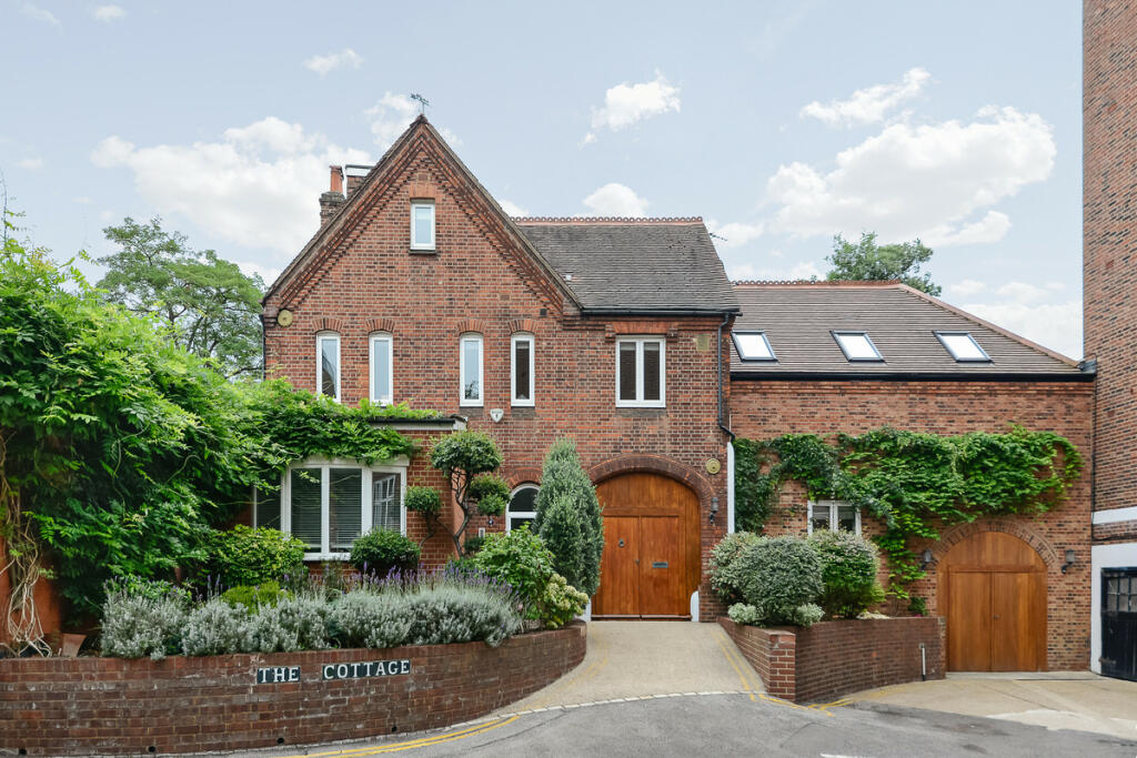 Main image of property: Ross Court, Putney Hill, SW15