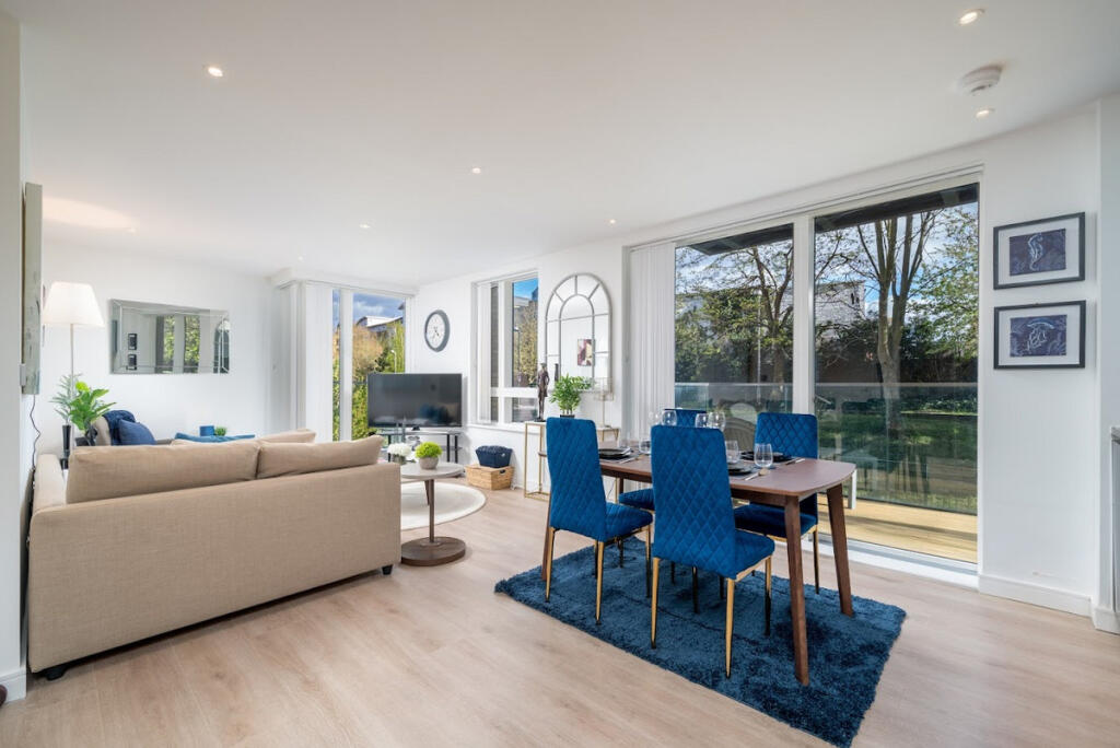 Main image of property: Heritage Place, Brentford, TW8