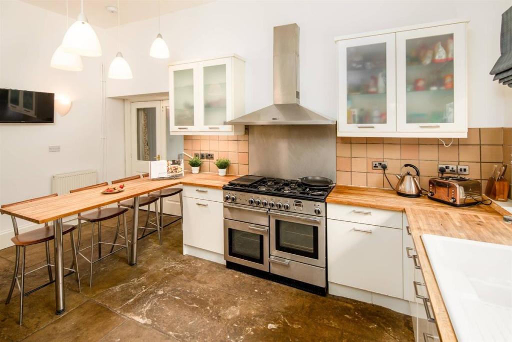 4 bedroom detached house for sale in Estate House, Huddersfield Road