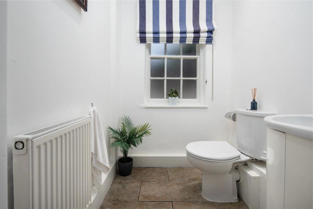 4 bedroom detached house for sale in Estate House, Huddersfield Road