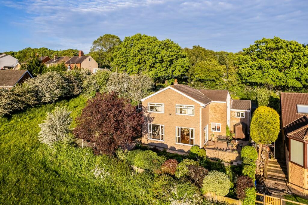 4 bedroom detached house for sale in Cliff Road, Crigglestone